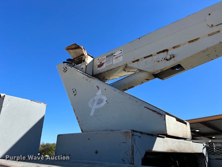 image for item DQ2237 1986 Ford F7000  bucket truck