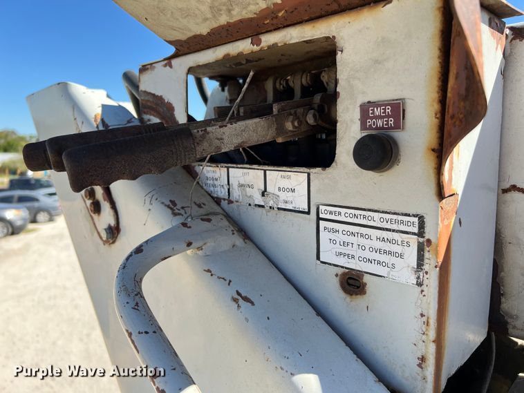 image for item DQ2237 1986 Ford F7000  bucket truck