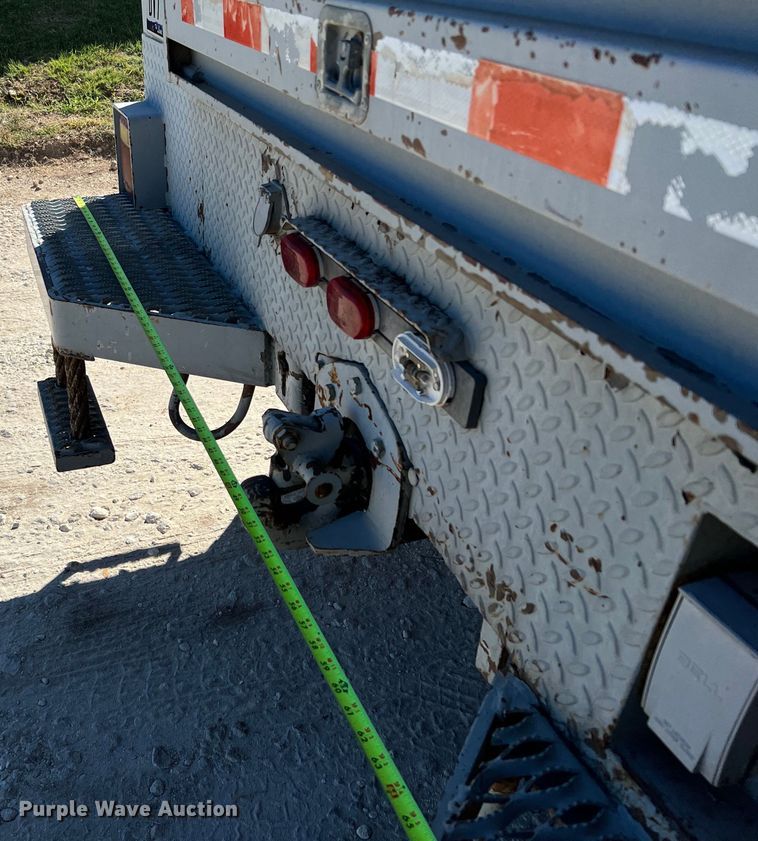 image for item DQ2237 1986 Ford F7000  bucket truck