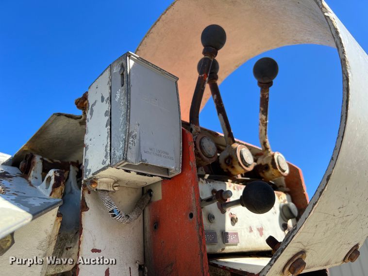 image for item DQ2237 1986 Ford F7000  bucket truck