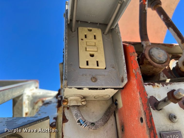 image for item DQ2237 1986 Ford F7000  bucket truck