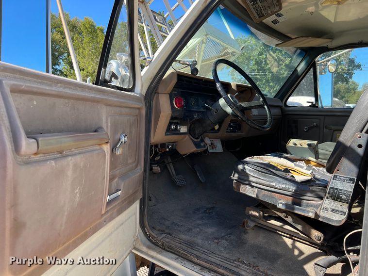 image for item DQ2237 1986 Ford F7000  bucket truck