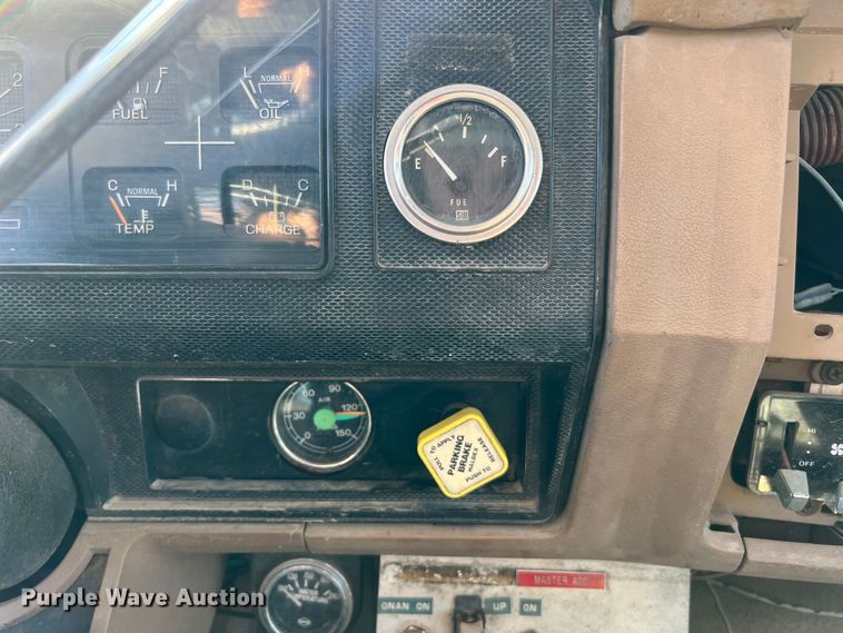 image for item DQ2237 1986 Ford F7000  bucket truck