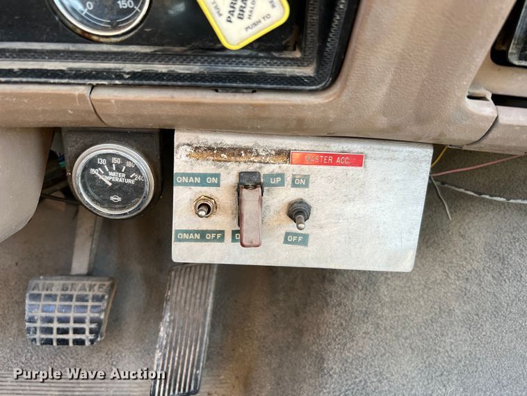 image for item DQ2237 1986 Ford F7000  bucket truck