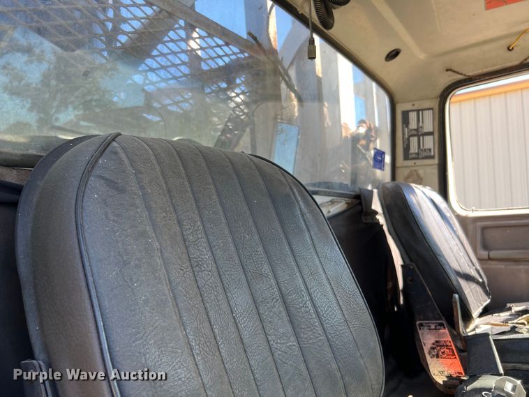 image for item DQ2237 1986 Ford F7000  bucket truck