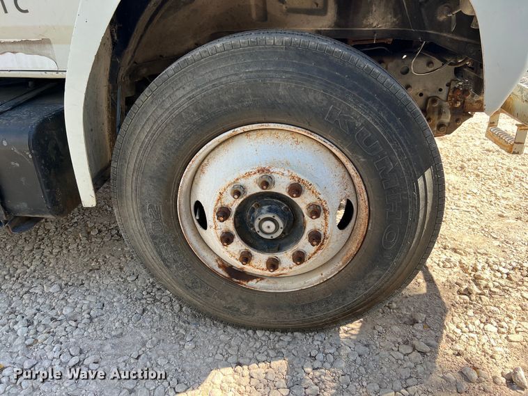 image for item DQ2237 1986 Ford F7000  bucket truck