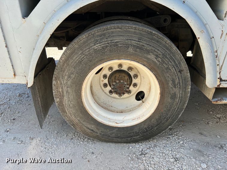 image for item DQ2237 1986 Ford F7000  bucket truck