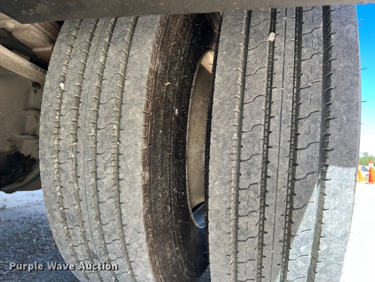 image for item DQ2237 1986 Ford F7000  bucket truck