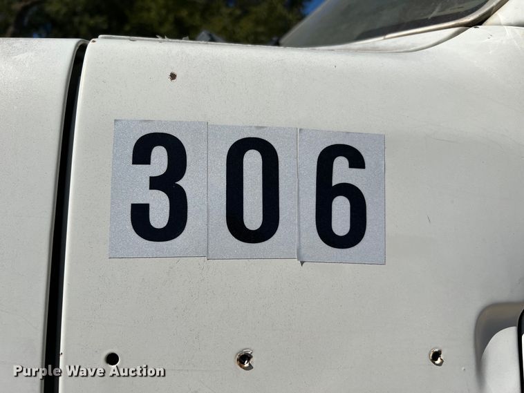 image for item DQ2237 1986 Ford F7000  bucket truck