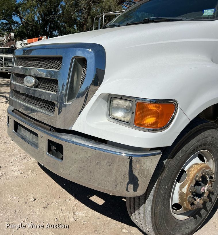 image for item DQ2239 2007 Ford F750 Super Duty  SuperCab utility / service truck