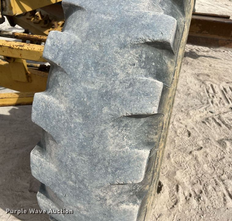 image for item DQ2252 1992 Caterpillar 120G  motor grader