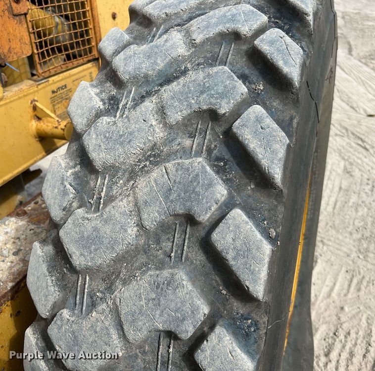 image for item DQ2252 1992 Caterpillar 120G  motor grader