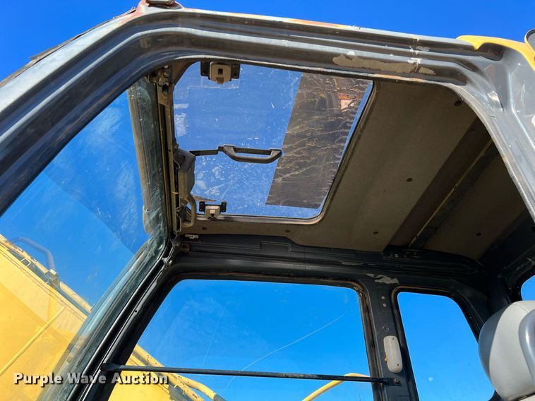 image for item DQ2260 2006 John Deere 160C LC  excavator