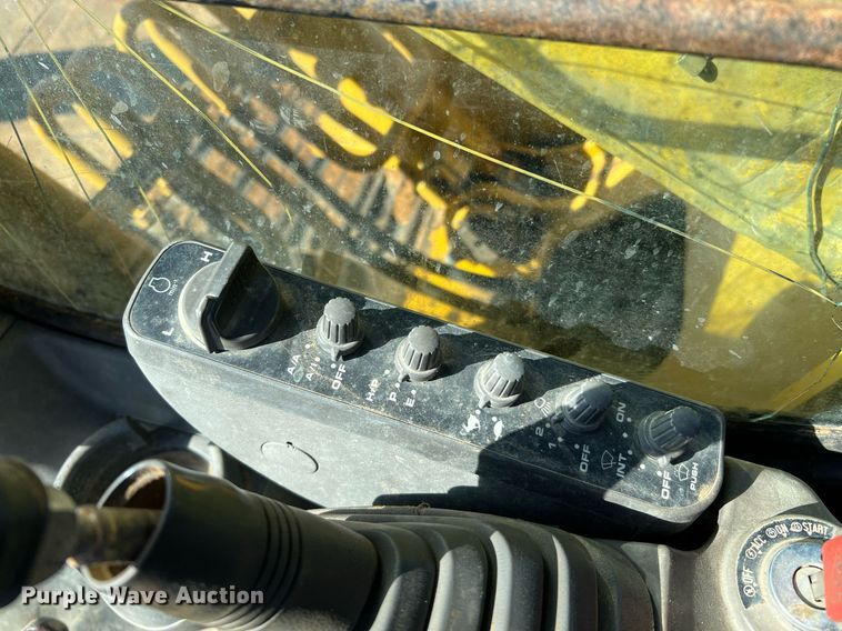image for item DQ2260 2006 John Deere 160C LC  excavator