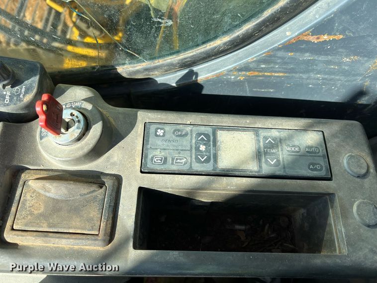 image for item DQ2260 2006 John Deere 160C LC  excavator