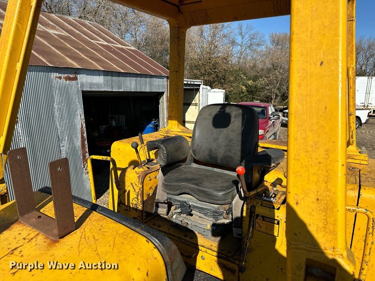 image for item DQ7391 1993 John Deere 850B  dozer