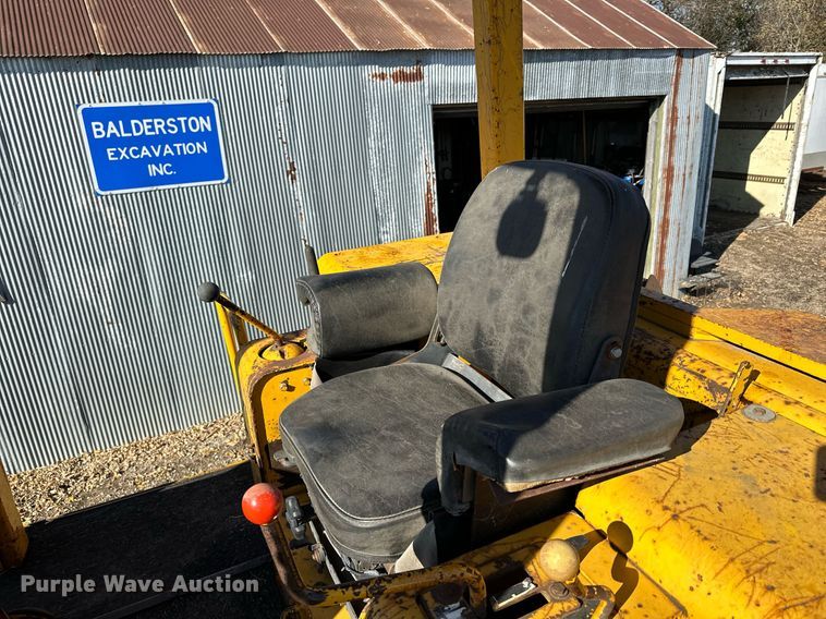 image for item DQ7391 1993 John Deere 850B  dozer