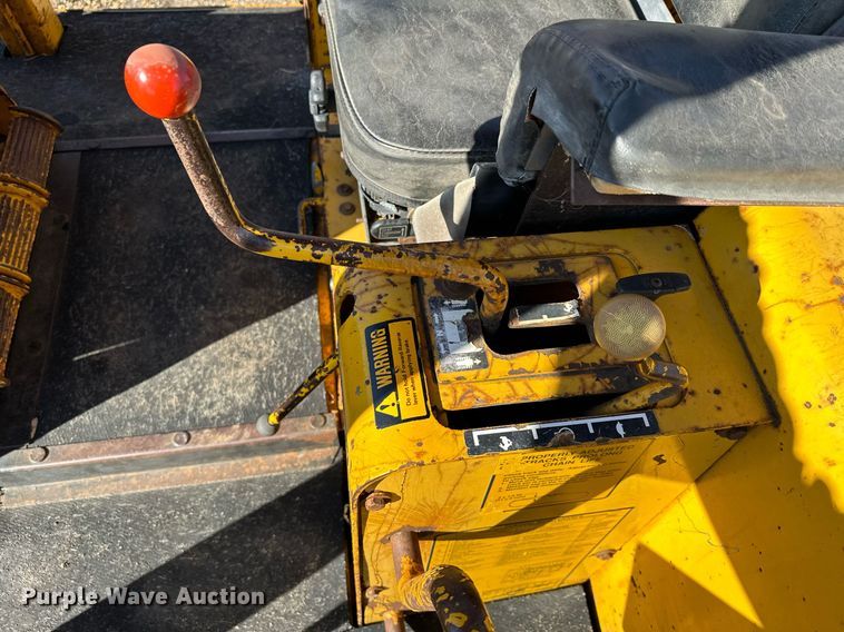 image for item DQ7391 1993 John Deere 850B  dozer