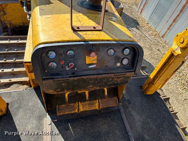 image for item DQ7391 1993 John Deere 850B  dozer