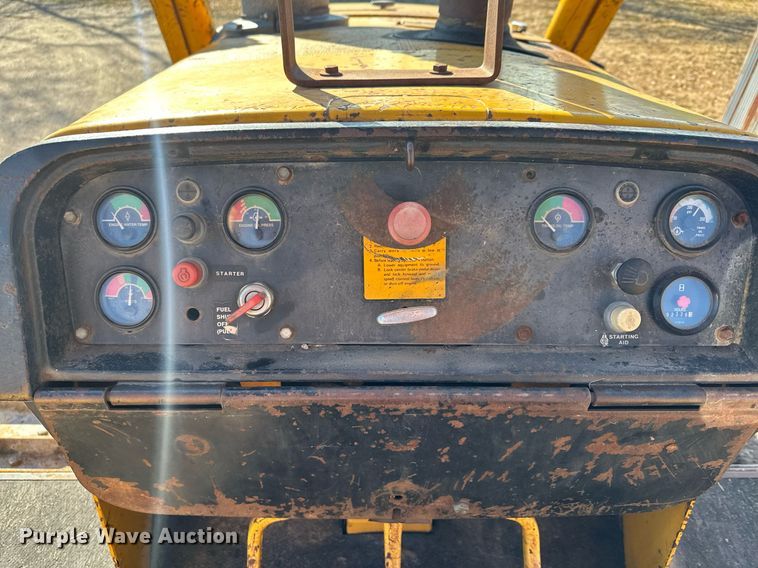 image for item DQ7391 1993 John Deere 850B  dozer