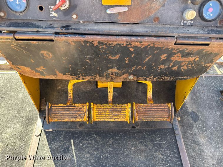 image for item DQ7391 1993 John Deere 850B  dozer