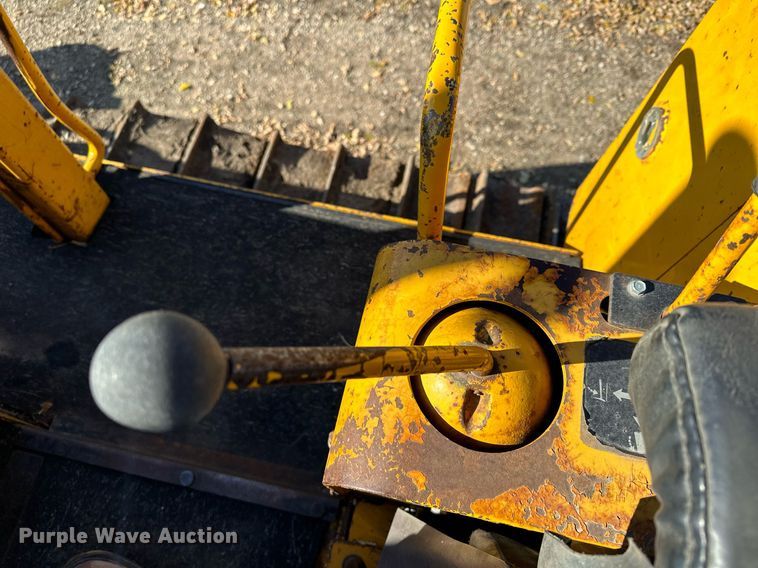 image for item DQ7391 1993 John Deere 850B  dozer