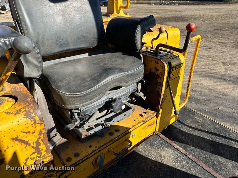 image for item DQ7391 1993 John Deere 850B  dozer