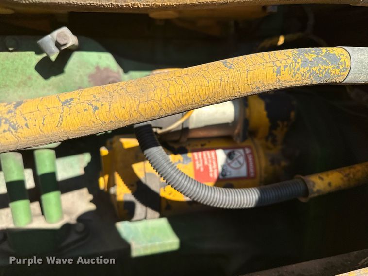 image for item DQ7391 1993 John Deere 850B  dozer