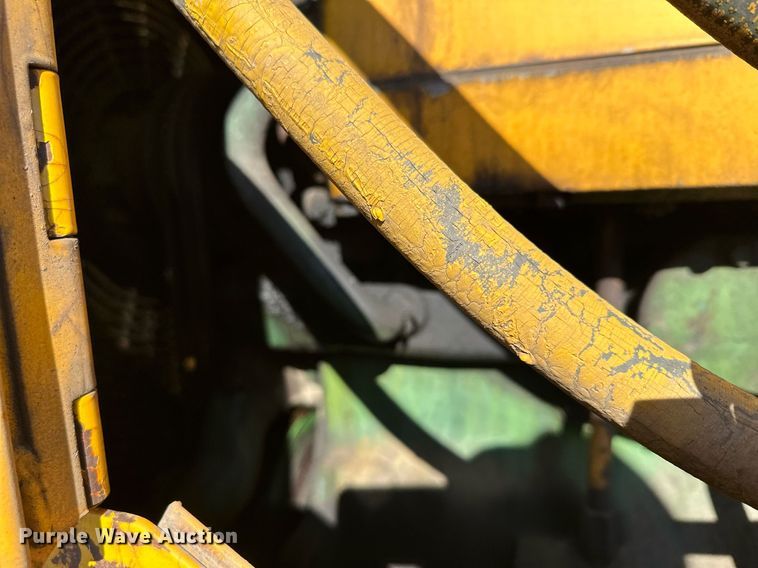 image for item DQ7391 1993 John Deere 850B  dozer