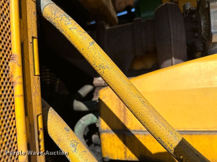 image for item DQ7391 1993 John Deere 850B  dozer