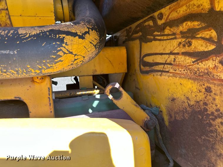 image for item DQ7391 1993 John Deere 850B  dozer