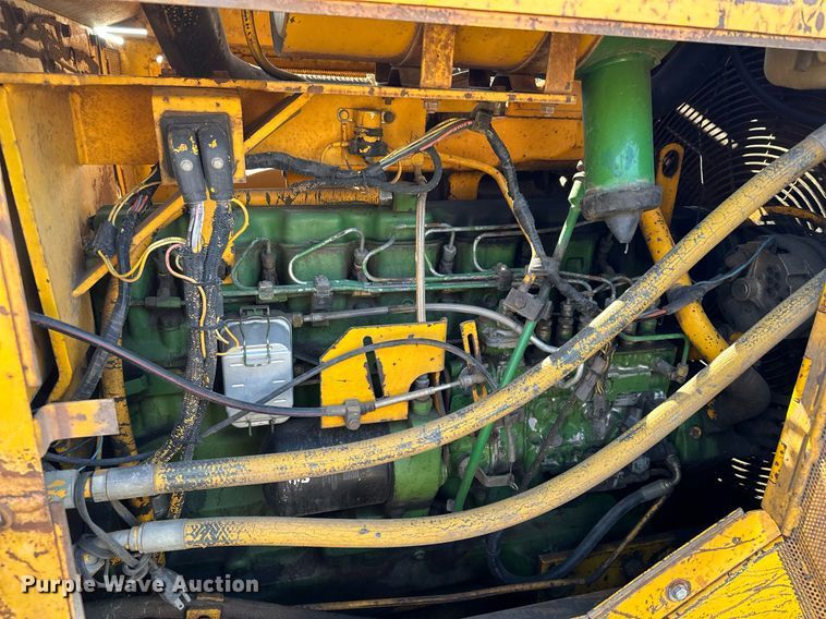 image for item DQ7391 1993 John Deere 850B  dozer