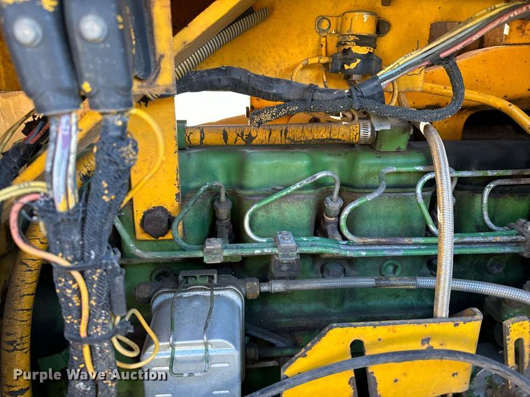 image for item DQ7391 1993 John Deere 850B  dozer
