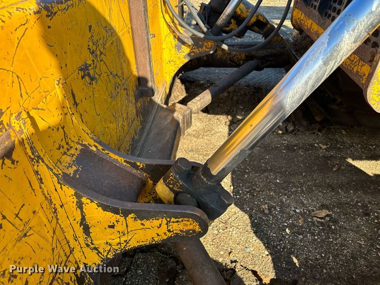 image for item DQ7391 1993 John Deere 850B  dozer