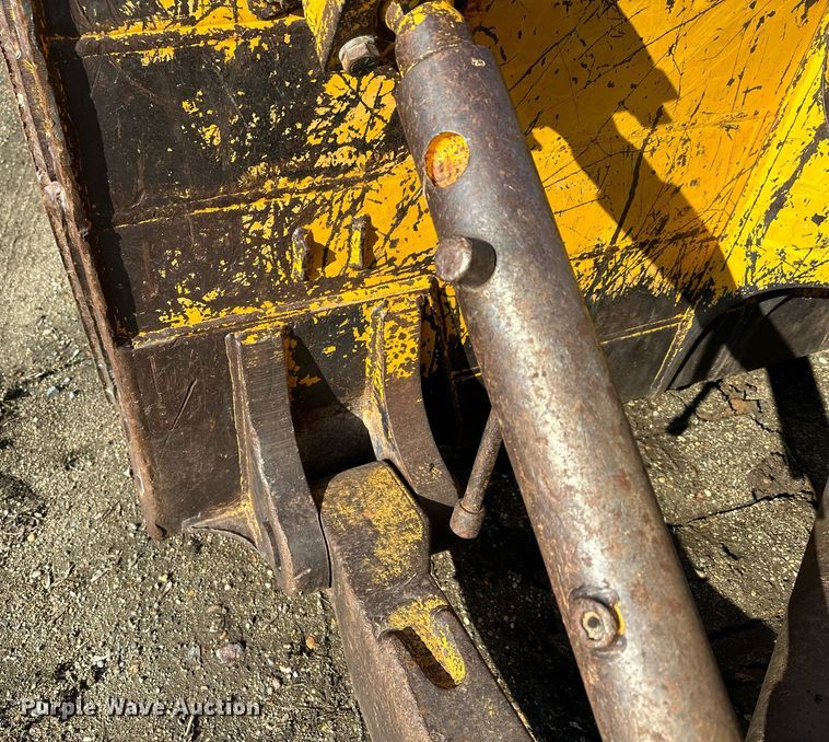 image for item DQ7391 1993 John Deere 850B  dozer