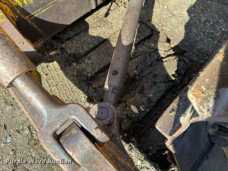 image for item DQ7391 1993 John Deere 850B  dozer