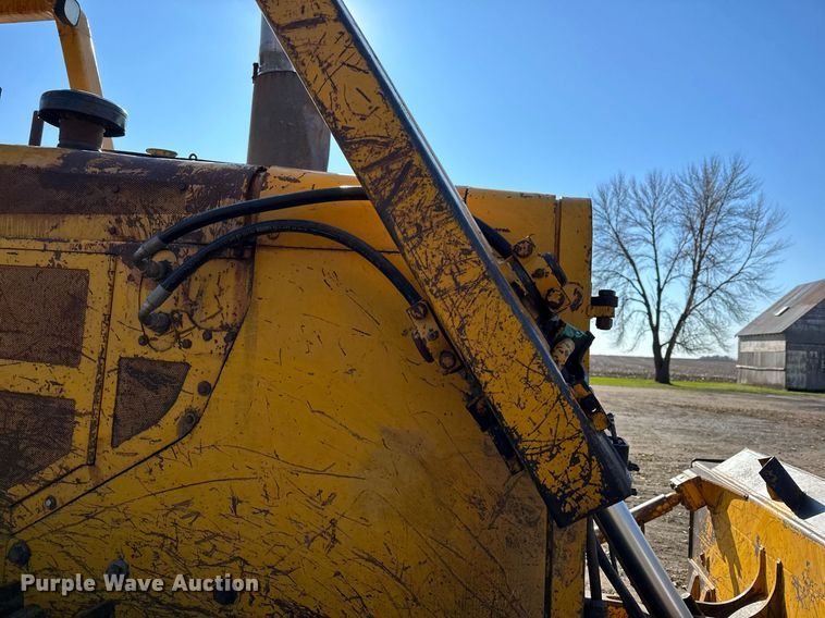 image for item DQ7391 1993 John Deere 850B  dozer