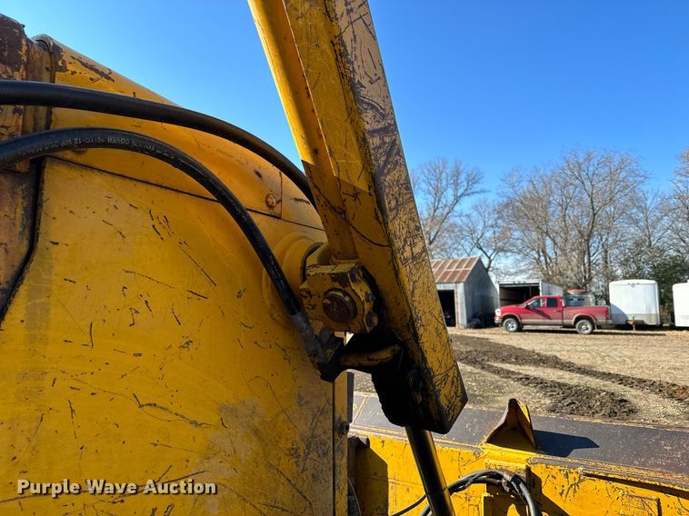 image for item DQ7391 1993 John Deere 850B  dozer