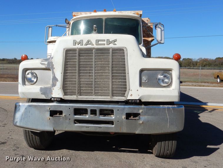 image for item DR5814 1988 Mack  dump truck