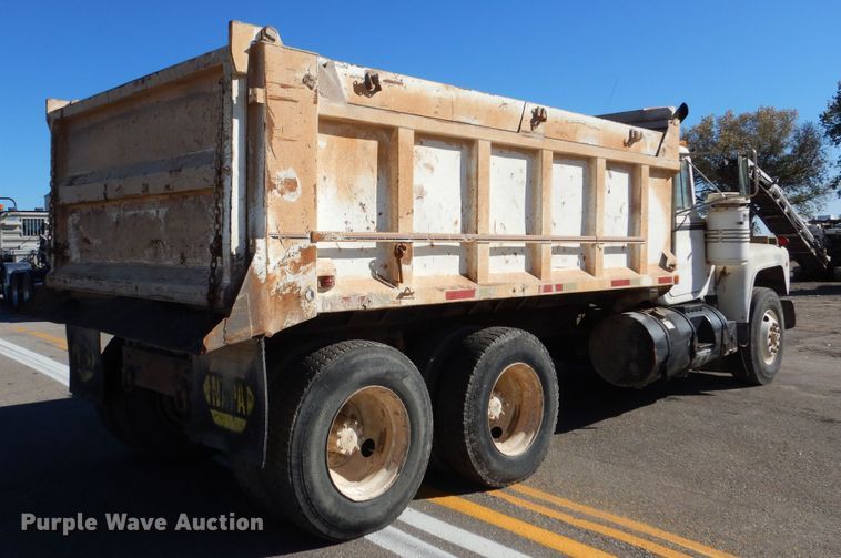 image for item DR5814 1988 Mack  dump truck