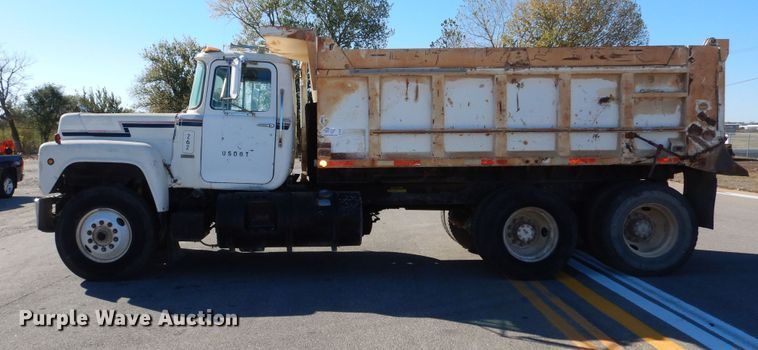 image for item DR5814 1988 Mack  dump truck