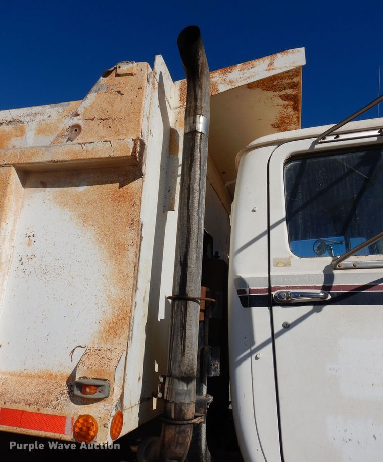 image for item DR5814 1988 Mack  dump truck