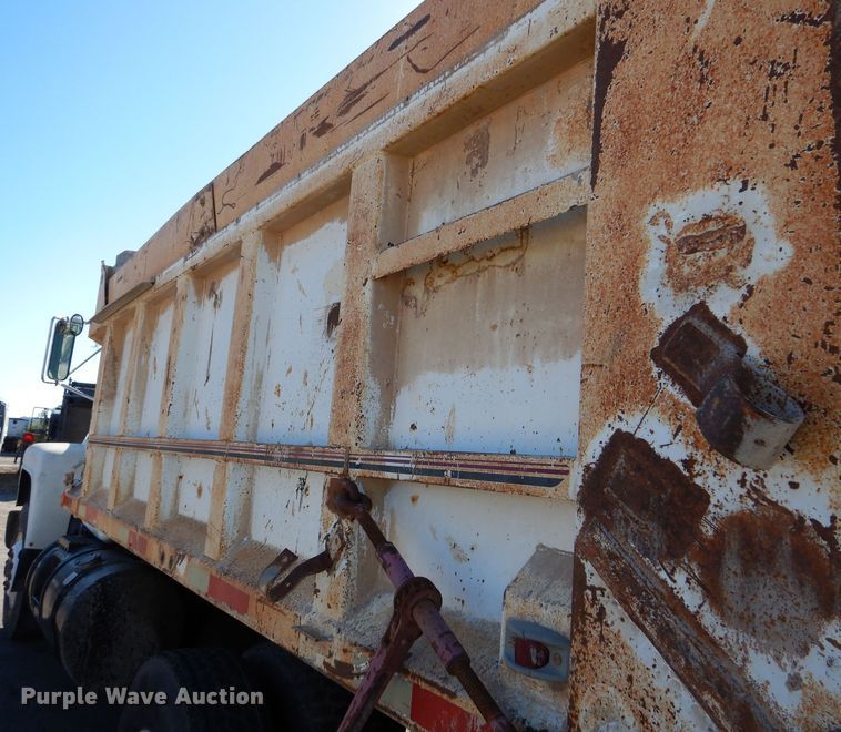 image for item DR5814 1988 Mack  dump truck