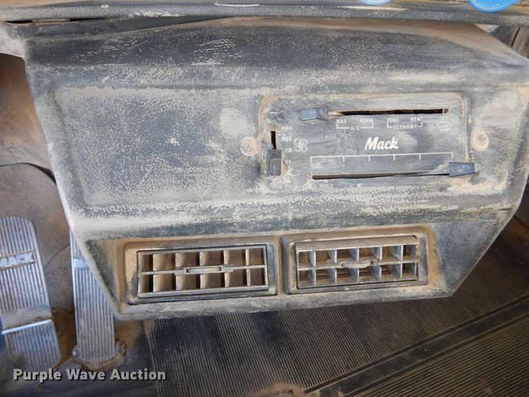 image for item DR5814 1988 Mack  dump truck