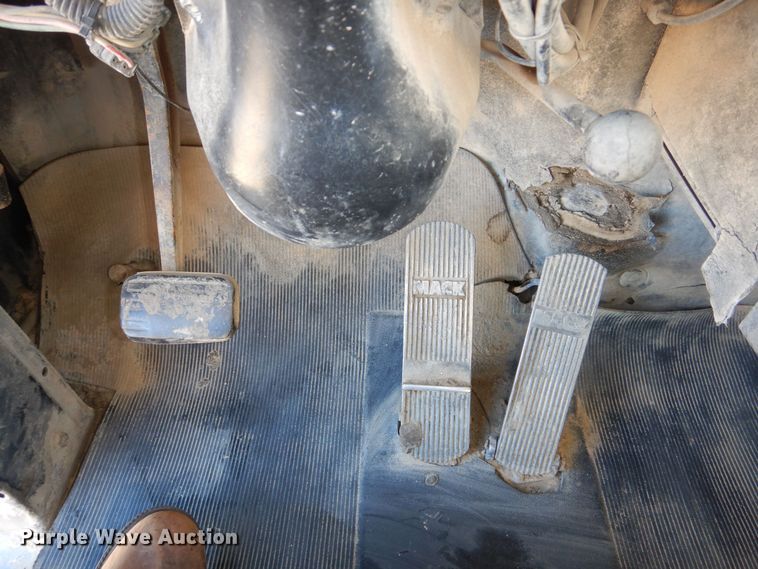 image for item DR5814 1988 Mack  dump truck