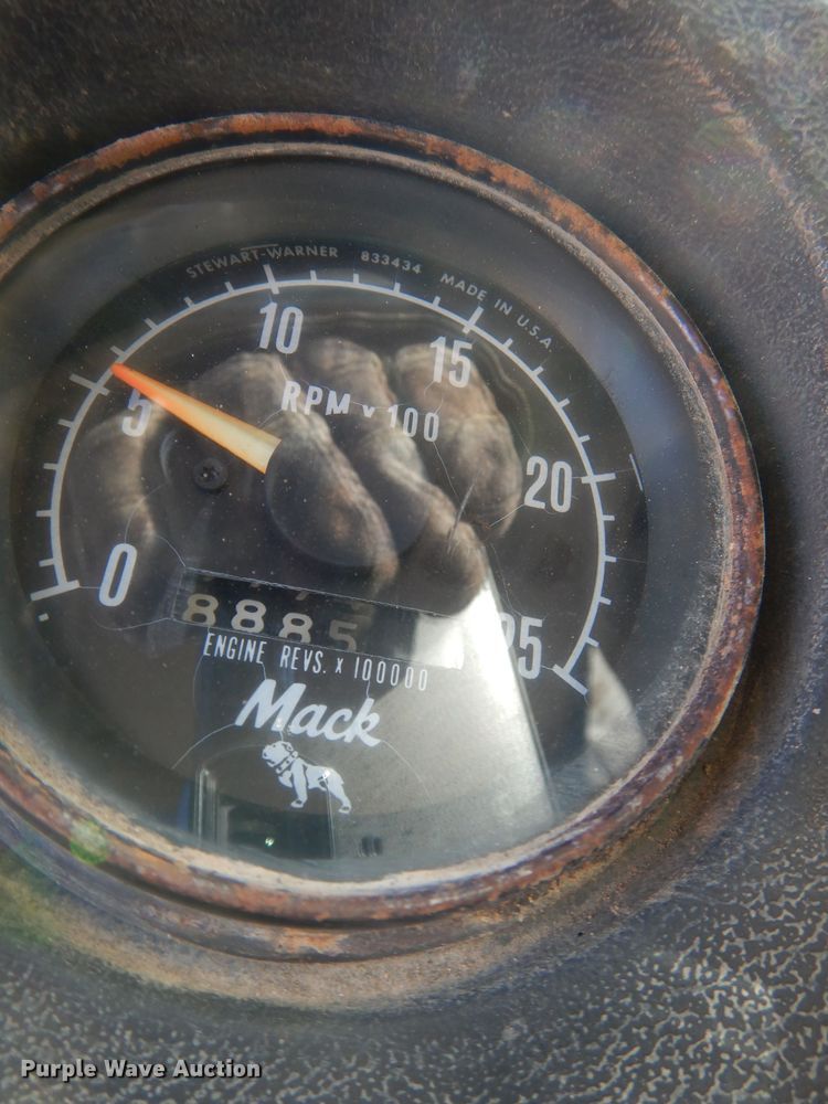 image for item DR5814 1988 Mack  dump truck