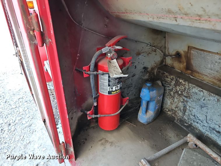 image for item DS5640 1999 Freightliner FL70  fuel truck