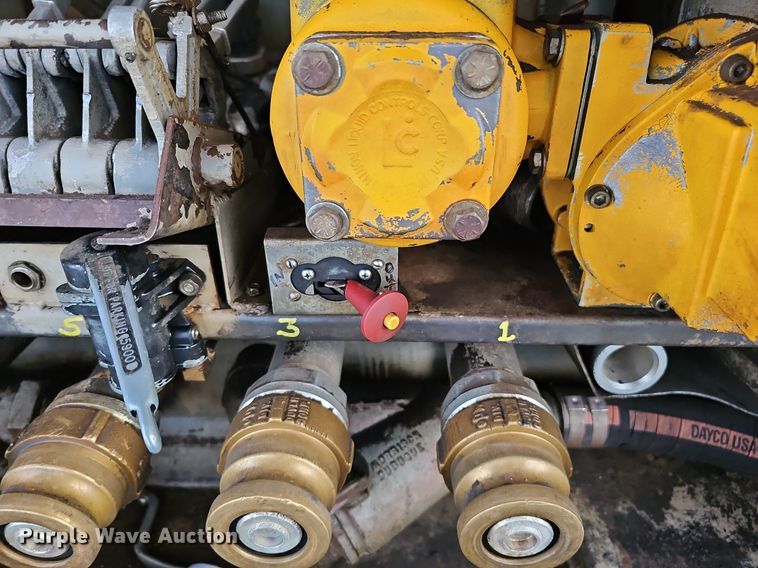 image for item DS5640 1999 Freightliner FL70  fuel truck