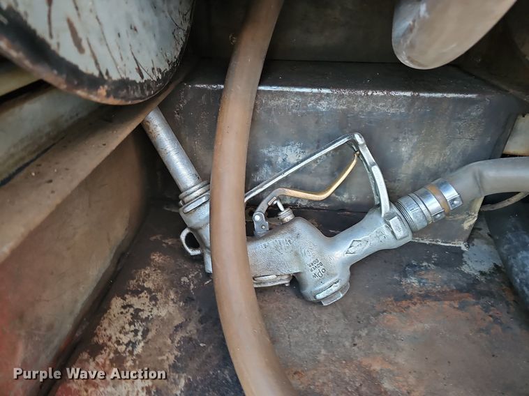 image for item DS5640 1999 Freightliner FL70  fuel truck