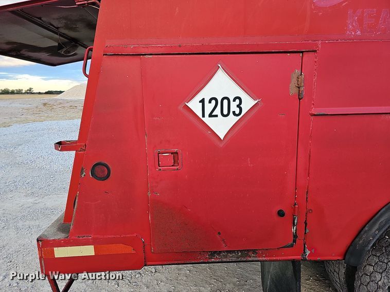 image for item DS5640 1999 Freightliner FL70  fuel truck